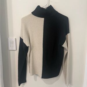 Abercrombie & Fitch Black and Cream Turtleneck Sweater